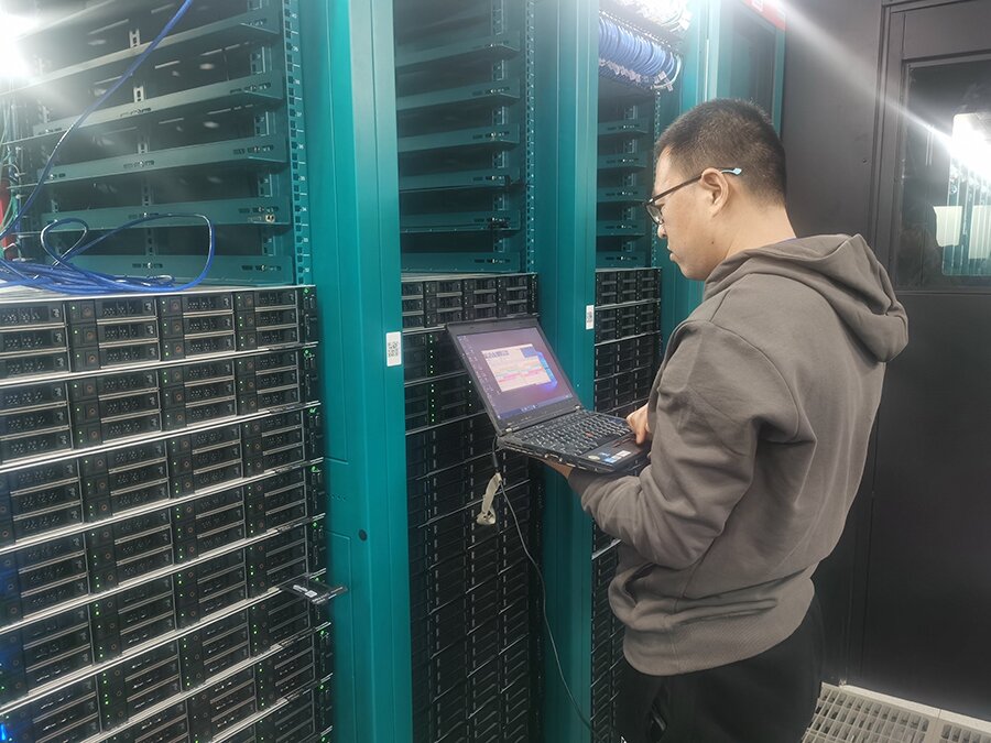 技術(shù)人員對(duì)網(wǎng)卡產(chǎn)品進(jìn)行檢測(cè)