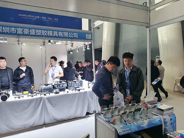 給客戶講解光潤通網卡產品